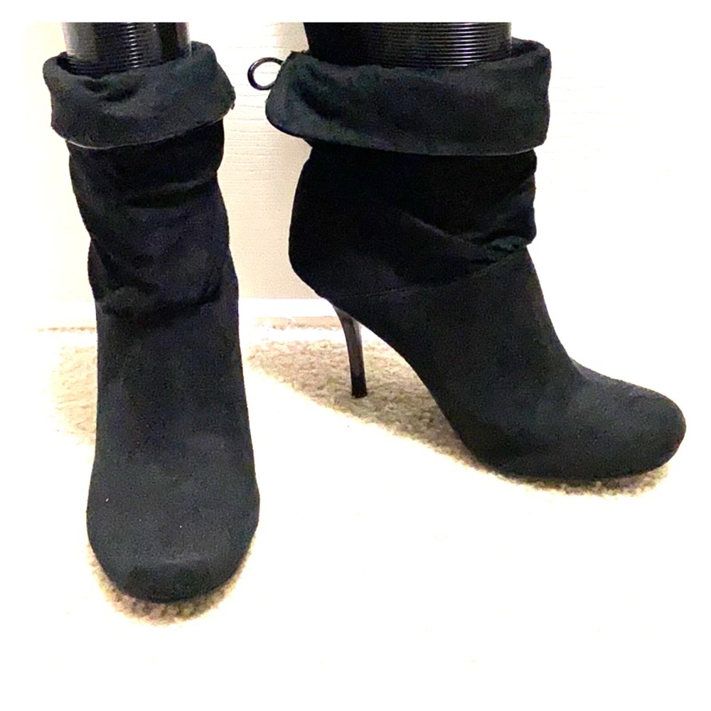 Black suede stiletto size 8 booties with bow